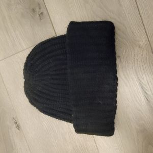 Never worn urban outfitters thick beanie